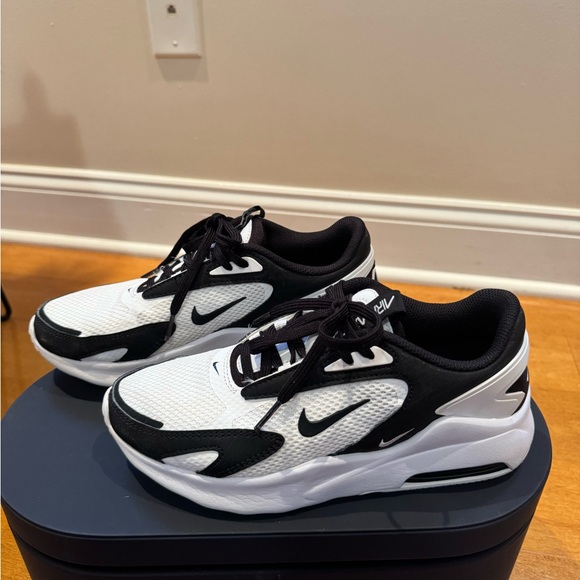 Women’s Nike Air Sneakers - Picture 3 of 4